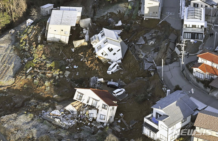 [가나자와=AP/뉴시스] 2일 일본 이시카와현 가나자와의 가옥들이 전날 노토반도에서 발생한 지진으로 무너져 있다. 기시다 후미오 일본 총리는 비상재해대책본부 회의를 열고 "이재민의 구명·구조는 시간 싸움"이라며 "주민 안전 확보를 최우선으로 전력을 다해줄 것"을 주문했다. 2024.01.02.