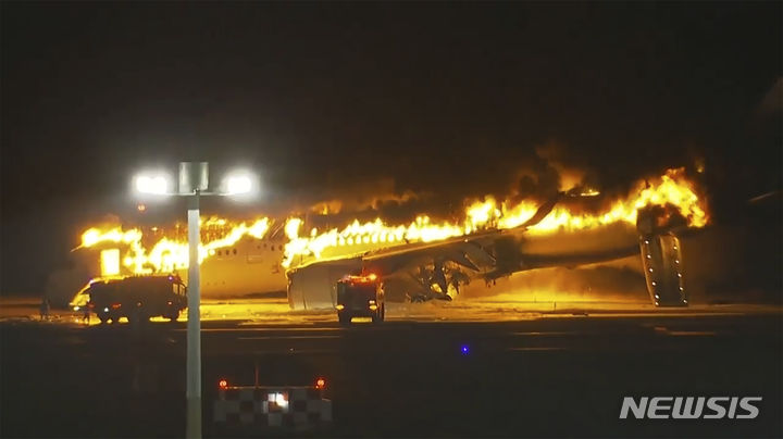 [도쿄=AP/뉴시스] 2일(현지시각) 일본 도쿄 하네다 공항 활주로에 착륙하던 일본항공(JAL) 항공기가 불길에 휩싸여 있다. 2024.01.02.