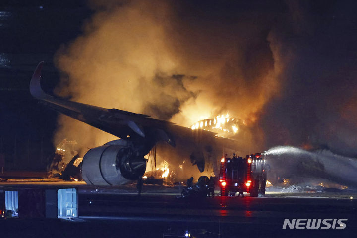 [도쿄=AP/뉴시스] 2일(현지시각) 일본 도쿄 하네다 공항 활주로에 착륙하던 일본항공(JAL) 항공기가 불길에 휩싸여 있다. 2024.01.02.