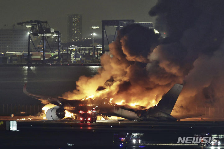 [도쿄=AP/뉴시스] 2일(현지시간) 일본 도쿄 하네다 공항 활주로에 착륙하던 일본항공(JAL) 항공기가 불길에 휩싸여 있다. 이번 화재는 JAL 항공기와 일본 해안보안청 소속 항공기가 충돌하면서 발생했다. 2024.01.03.