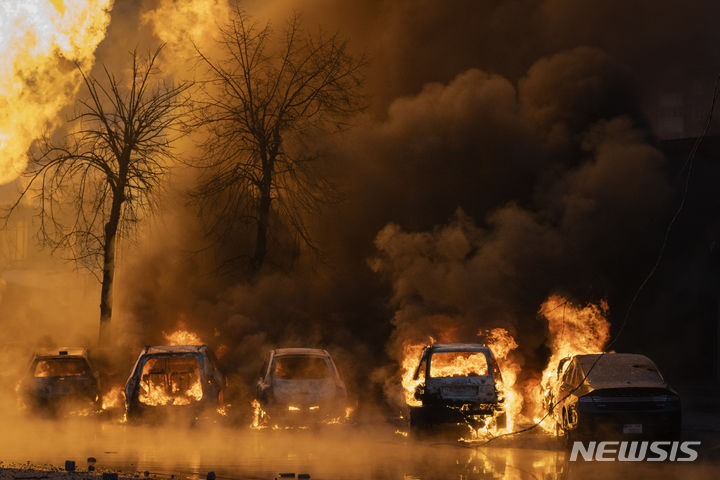 [키이우=AP/뉴시스]﻿러시아가 북한으로부터 탄도미사일과 발사대를 제공받아 우크라이나와의 전쟁에 사용했다고 미국 정부가 4일(현지시간) 발표했다. 사진은 지난 2일 우크라이나 키이우에서 러시아의 공격으로 차량이 불타고 있는 모습. 2024.01.05.