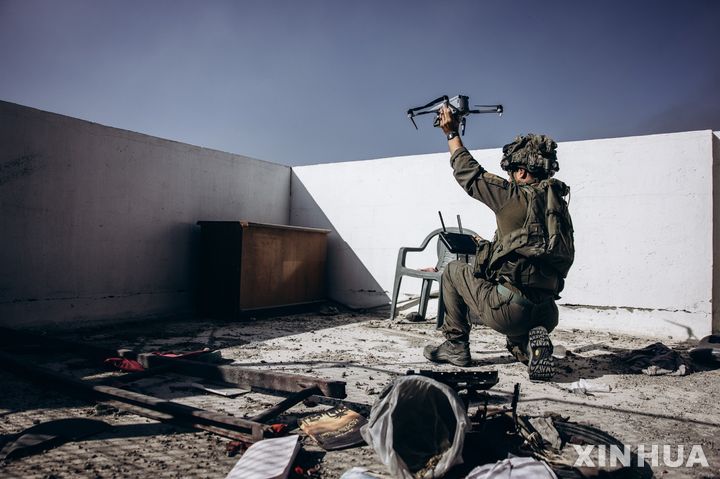 [가자지구=신화/뉴시스] 이스라엘군(IDF)이 지난달 1일 공개한 사진으로, 이스라엘 군인이 가자지구 전쟁에서 무인항공기(드론)을 띄우고 있다. 2024.02.10.