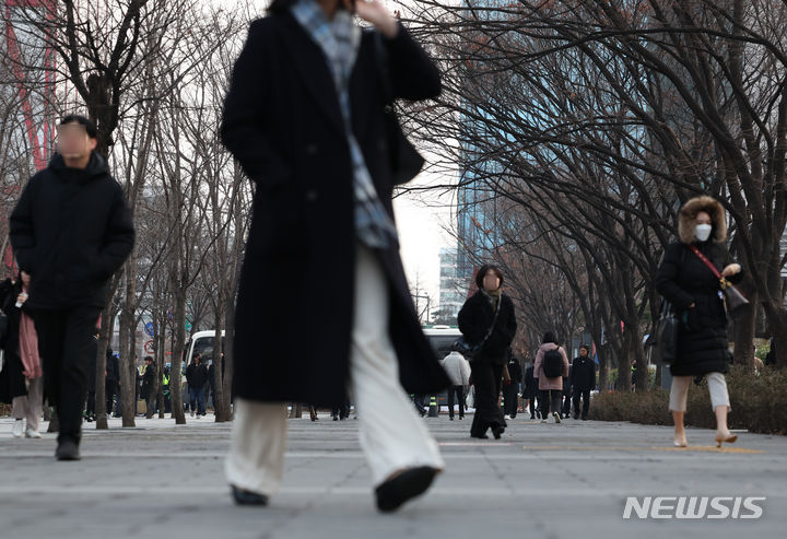 [서울=뉴시스] 고승민 기자 = 8일 월요일은 북서쪽에서 찬 공기가 남하하면서 중부지방을 비롯한 일부 지역에서 아침 기온이 -10도 이하로 떨어져 매우 춥겠다. 사진은 새해 첫 평일 출근일인 지난 2일 서울 여의도역 인근에서 직장인들이 출근하는 모습. 2024.01.02. kkssmm99@newsis.com