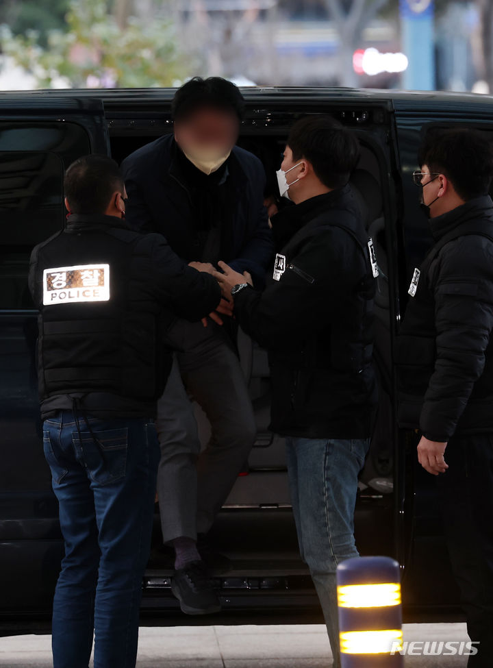 [부산=뉴시스] 하경민 기자 = 이재명 더불어민주당 대표에게 흉기를 휘두른 혐의로 체포된 60대 남성 A씨가 부산경찰청에 마련된 수사본부로 압송되고 있다. 2024.01.02. yulnetphoto@newsis.com