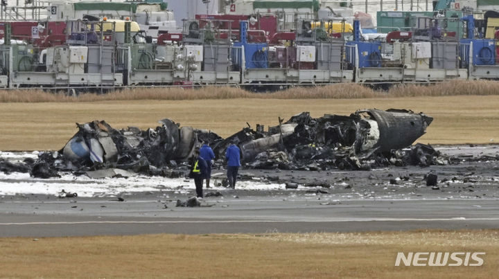 [도쿄=AP/뉴시스] 3일 일본 도쿄 하네다 공항 활주로에 전소된 일본 해상보안청 항공기 잔해가 보인다. 2일 오후 승객 367명, 승무원 12명 등 379명이 탑승한 일본항공(JAL) 516편 여객기가 하네다 공항에 착륙하던 중 일본 해상보안청 항공기와 충돌하며 불길에 휩싸였다. 당시 여객기 탑승자 전원은 무사히 탈출했으나 보안청 항공기 탑승자 6명 중 5명이 사망했다. 2024.01.03.