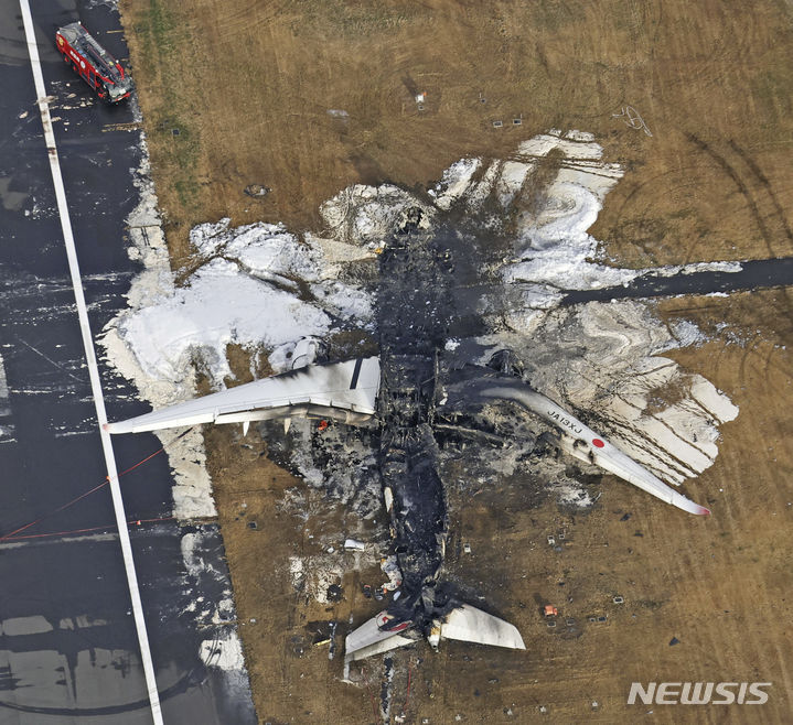 [도쿄=AP/뉴시스]3일 일본 도쿄 하네다 공항 활주로에 전소된 일본항공(JAL) 여객기 모습이 보인다. 일본 교통안전 당국은 5일 지난 2일 하네다(羽田)공항 활주로에서 일본항공(JAL) 여객가가 해상보안청 항공기와 충돌한 사고 원인을 밝히기 위해 심하게 타버린 일본항공 여객기 잔해에서 음성녹음 기록을 찾고 있다고 밝혔다. 2024.01.05.