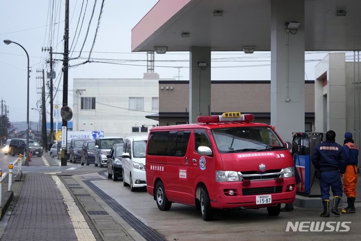 [스즈=AP/뉴시스] 3일 일본 이시카와현 스즈의 한 주유소에 기름을 채우려는 차량이 길게 줄 서 있다. 지난 1일 이시카와현 노토반도에서 발생한 지진으로 지금까지 사망자 숫자는 최소 62명으로 늘어났다. 2024.01.03.