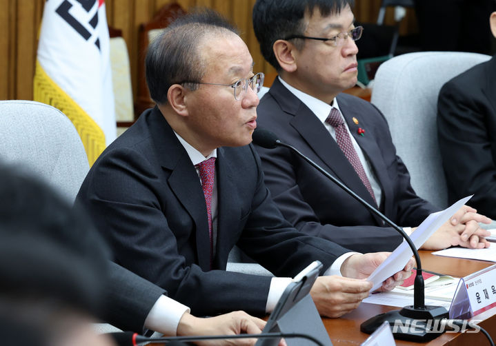 [서울=뉴시스] 이영환 기자 = 윤재옥 국민의힘 원내대표가 3일 오전 서울 여의도 국회에서 열린 2024년 경제정책방향 당정 협의회에서 발언을 하고 있다. 2024.01.03. 20hwan@newsis.com