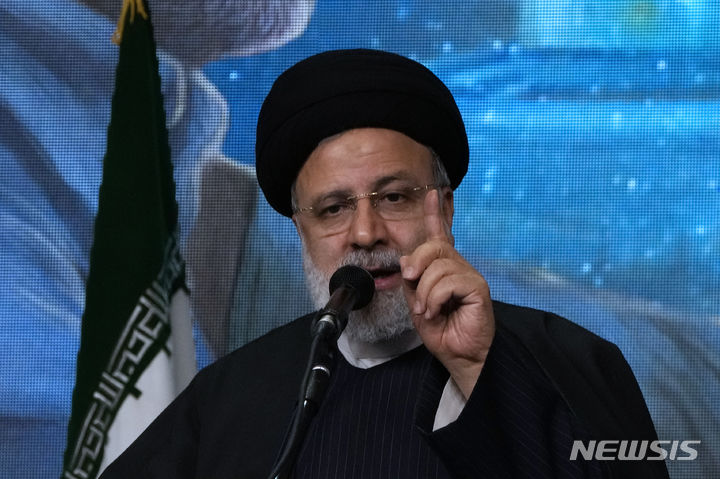 [테헤란=AP/뉴시스] 사진은 라이시 대통령이 지난 1월 3일 테헤란의 이맘 호메이니 그랜드 모스크에서 열린 이란 혁명수비대(IRGC) 가셈 솔레이마니 사령관 4주기 추모식에 참석해 연설하고 있는 모습. 2024.05.19.