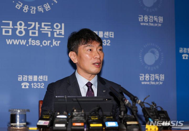 [서울=뉴시스] 김명년 기자 = 이복현 금융감독원장이 4일 오전 서울 영등포구 금융감독원 기자실에서 열린 출입기자단 신년인사회에서 인사말을 하고 있다. 2024.01.04. kmn@newsis.com