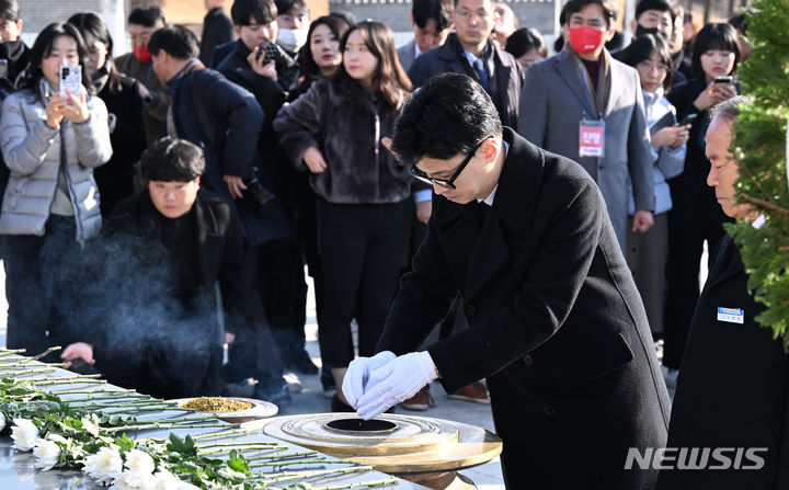 [광주=뉴시스] 김혜인 기자 = <BR>한동훈 국민의힘 비상대책위원장이 4일 오전 광주 북구 운정동 국립5·18민주묘지를 찾아 참배에 앞서 헌화·분향하고 있다.<BR> 2024.01.04. hyein0342@newsis.com