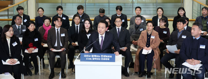 [용인=뉴시스] 조수정 기자 = 윤석열 대통령이 4일 경기 용인 중소기업인력개발원에서 열린 국민과 함께하는 민생토론회에서 발언하고 있다. 2024.01.04. chocrystal@newsis.com