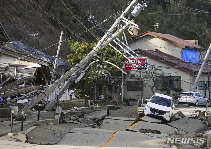 [이시카와=AP/뉴시스]지난 1월5일 일본 이시카와현 와지마시에서 지진으로 도로가 파손돼 전봇대가 쓰러져 있는 모습. 2024.07.01.