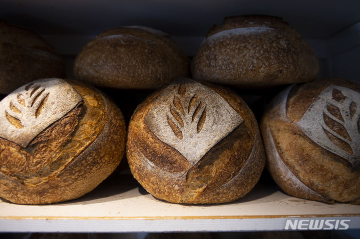 [부다페스트=AP/뉴시스] 헝가리 부다페스트의 한 베이커리에서 갓 구운 빵이 진열된 모습. 2024.01.06.
