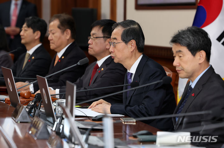 [서울=뉴시스] 배훈식 기자 = 한덕수 국무총리가 지난 5일 오전 서울 종로구 정부서울청사에서 임시 국무회의를 주재하고 있다. 2024.01.05. dahora83@newsis.com