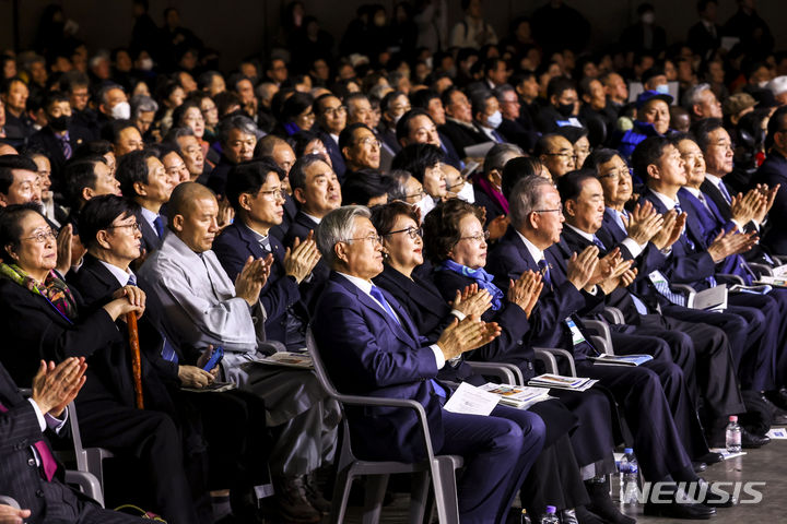 [고양=뉴시스] 정병혁 기자 = 6일 경기 고양시 킨텍스에서 열린 김대중 탄생 100주년 기념식 '하나로 미래로'에서 참석자들이 박수를 치고 있다. 2024.01.06. jhope@newsis.com