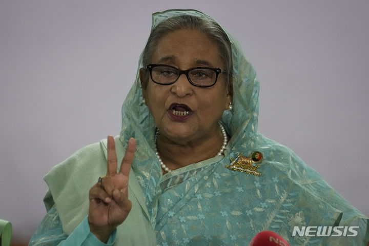 [다카( 방글라데시)=AP/뉴시스] 7일 실시된 방글라데시 총선에서 승리한 셰이크 하시나(76) 총리가 이 날 투표를 마친 뒤 승리의 V자를 손으로 만들어보이고 있다. 2024. 01.08. 