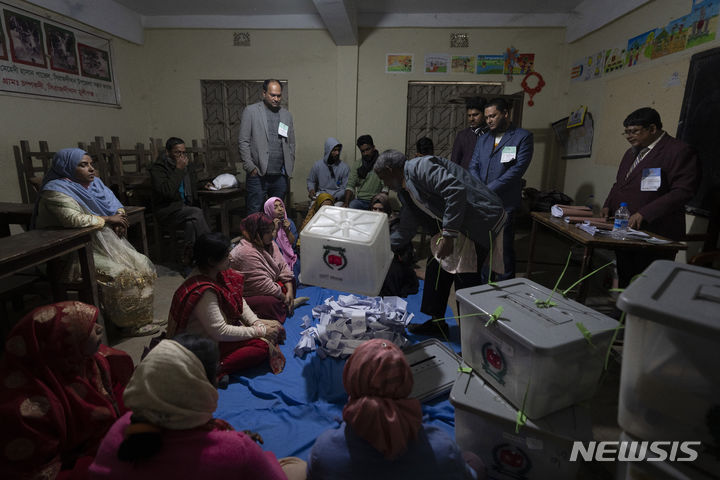 [다카=AP/뉴시스] 방글라데시 총선이 폭력사태와 야권 보이콧 속에서 7일(현지시간) 실시됐다. 방글라데시 수도 다카 인근 문시간지의 한 투표소에서 선관위 인원들이 투표용지를 수거하고 있는 모습. 2024.01.07 