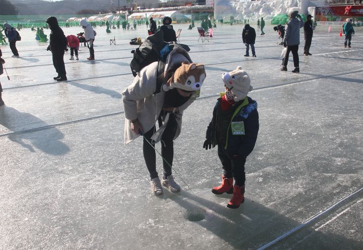 사진은 7일 '2024산천어축제'가 열리는 화천을 찾아 얼음낚시를 즐기는 가족들. syi23@newsis.com *재판매 및 DB 금지