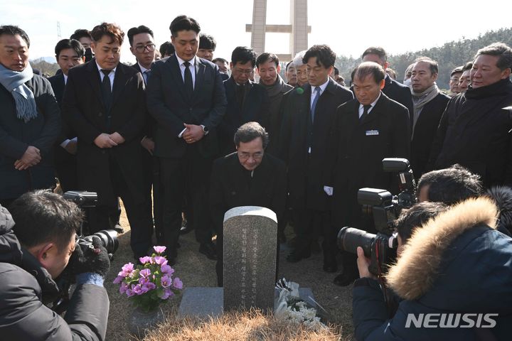 [광주=뉴시스] 이영주 기자 = 이낙연 더불어민주당 전 대표가 7일 오전 광주 북구 운정동 국립5·18민주묘지 내 무명열사 묘소를 찾아 참배하고 있다. 2024.01.07. leeyj2578@newsis.com