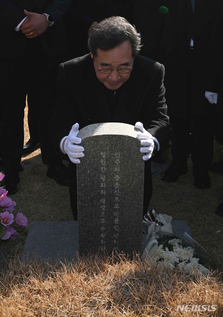 [광주=뉴시스] 이영주 기자 = 이낙연 더불어민주당 전 대표가 7일 오전 광주 북구 운정동 국립5·18민주묘지 내 무명열사 묘소를 찾아 참배하고 있다. 2024.01.07. leeyj2578@newsis.com