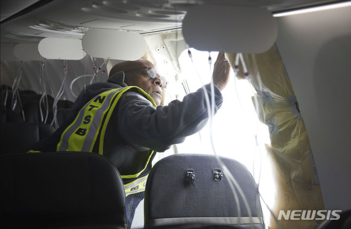 [포틀랜드(미 오리건주)=AP/뉴시스]미 연방교통안전위원회(NTSB)의 한 조사관이 7일 오리건주 포틀랜드에서 비행 중 비상문이 떨어져나가 긴급 회항한 알래스카항공의 보잉 737 맥스9기를 보유한 유나이티드 항공사에서도 자체 조사 결과 비슷한 기체 결함들이 발견되었다고 이 항공사가 8일 발표했다. 2024. 01. 09. 