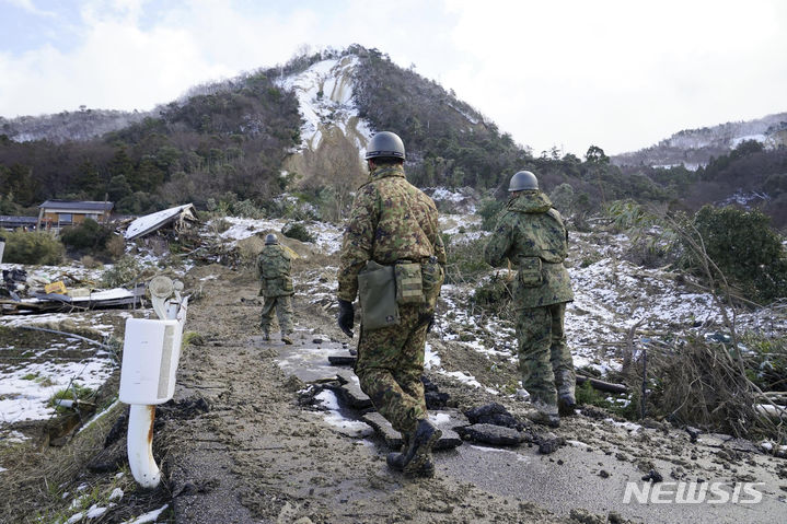 [스즈=AP/뉴시스] 새해 첫날 발생한 일본 노토(能登)반도 강진으로 인한 사망자가 9일 180명으로 늘었다. 사진은 지난 8일 이시카와현 스즈에서 자위대 대원들이 지진으로 산사태가 발생한 지역을 수색하고 있는 모습. 2024.01.09.