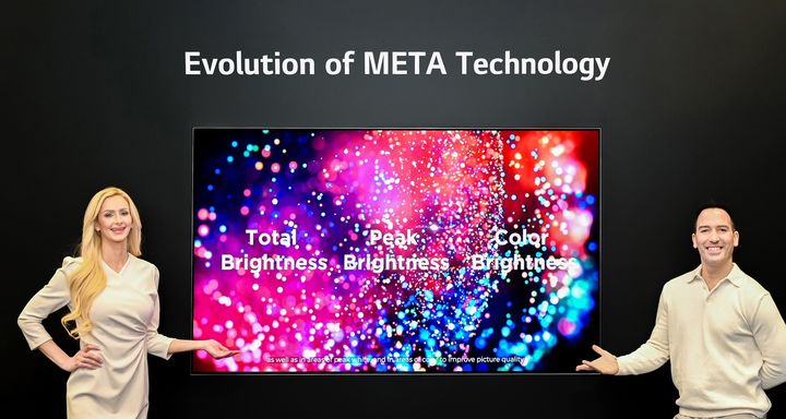 [라스베이거스=뉴시스]LG디스플레이 모델이 '메타 테크놀로지 2.0'이 적용된 OLED TV 패널 신제품을 소개하고 있다.(사진=LG디스플레이 제공) photo@newsis.com *재판매 및 DB 금지