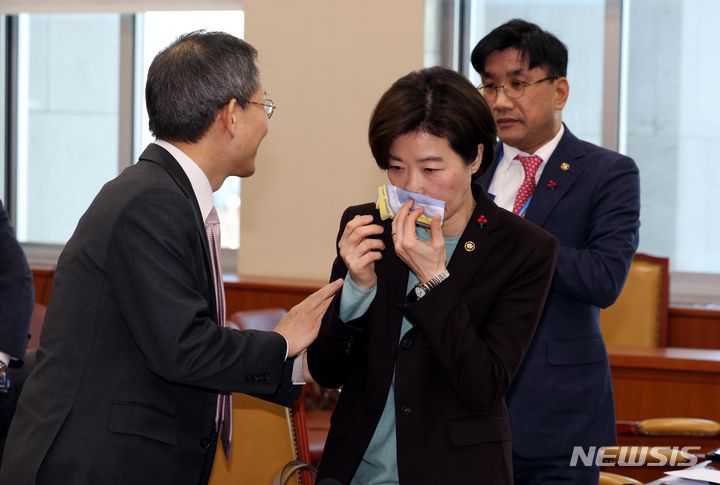 [서울=뉴시스] 조성봉 기자 = 이종호(왼쪽) 과학기술정보통신부 장관이 8일 오전 서울 여의도 국회에서 열린 과학기술정보방송통신위원회 전체회의에서 ‘우주항공청설치법’ 통과에 눈물을 흘리는 조성경 제1차관을 위로하고 있다.2024.01.08. suncho21@newsis.com