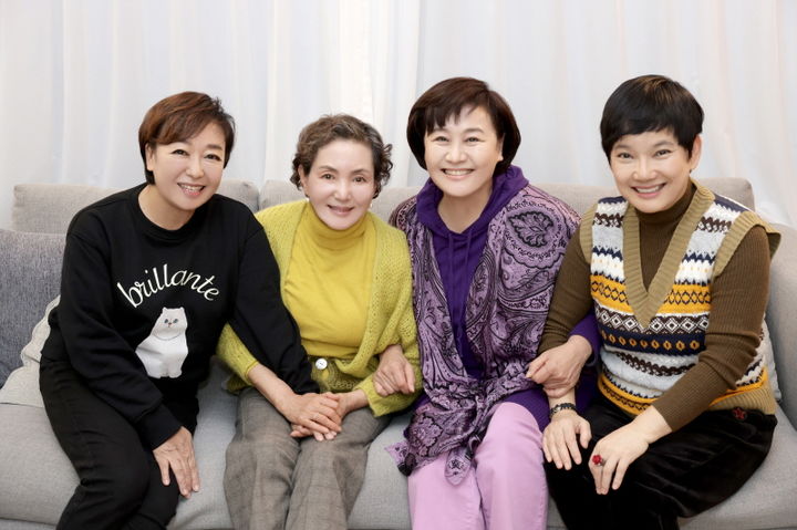 왼쪽부터 혜은이, 안소영, 박원숙, 안문숙.