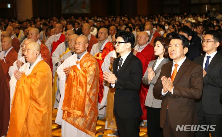 [단양=뉴시스] 이병찬 기자 = 9일 천태종 상월원각대조사 탄신 112주년 기념법회에 참석한 국민의힘 한동훈 비대위원장이 합장하고 있다.2024.01.09.bclee@newsis.com