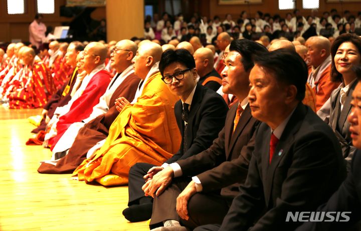 [단양=뉴시스] 이병찬 기자 = 9일 천태종 상월원각대조사 탄신 112주년 기념법회에 참석한 국민의힘 한동훈 비대위원장이 주변을 살피고 있다.2024.01.09.bclee@newsis.com