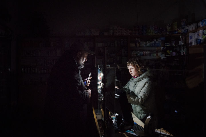 1년 전 2023년 1월 자료사진으로 전선에서 멀리 떨어진 우크라이나 서부 리비우시 약국서 전기가 없어 핸드폰을 켜고 일을 보고 있다 *재판매 및 DB 금지