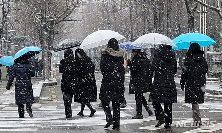 경기북부, 밤에 최대 5㎝ 눈 더 온다…퇴근길 대란 우려