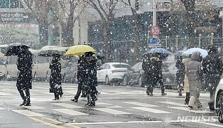 [서울=뉴시스] 김명원 기자 = 일요일인 14일은 오전부터 저녁 사이 전국 대부분 지역에 비 또는 눈이 오겠고 한낮 기온이 영상권에 머무르겠다. 사진은 지난 9일 서울 종로구 광화문에서 직장인들이 우산을 쓰고 걷고 있는 모습. 2024.01.08. kmx1105@newsis.com