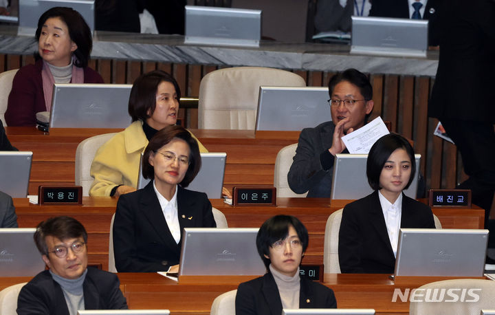 [서울=뉴시스] 이영환 기자 = 정의당 배진교 원내대표, 심상정, 이은주, 강은미, 류호정,장혜영 의원이 9일 오후 서울 여의도 국회 본회의장에서 열린 제411회국회(임시회) 4차 본회의에 참석하고 있다. 2024.01.09. 20hwan@newsis.com