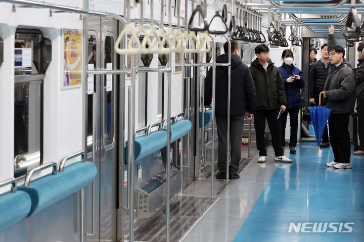 [서울=뉴시스] 조성우 기자 = 서울교통공사는 오는 10일 출근 시간 4호선에서 혼잡도 완화를 위한 전동차 객실 의자를 없앤 한 개 열차 운행을 개시한다고 9일 밝혔다. 사진은 9일 오후 서울 노원구 서울교통공사 창동차량사업소에서 운행을 앞둔 객실이 개량된 전동차 모습. 2024.01.09. xconfind@newsis.com