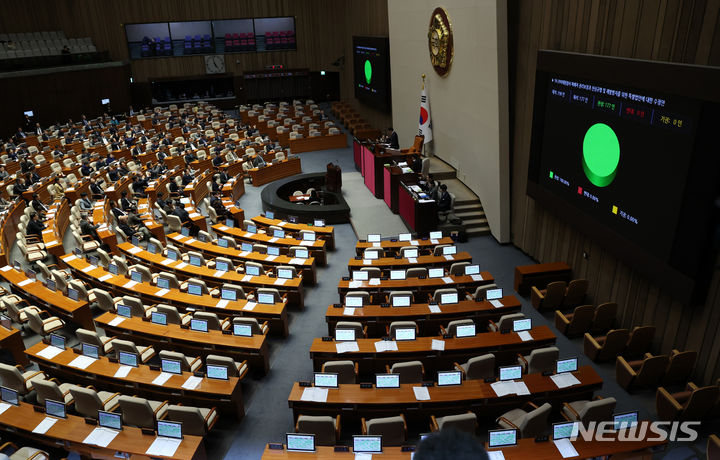 [서울=뉴시스] 이영환 기자 = 9일 오후 서울 여의도 국회 본회의장에서 열린 제411회국회(임시회) 4차 본회의에서 10.29이태원참사 피해자 권리보장과 진상규명 및 재발방지를 위한 특별법안에 대한 수정안이 재적 298인, 재석 177인, 찬성 177인으로 가결되고 있다. 2024.01.09. 20hwan@newsis.com