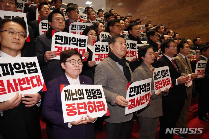 [서울=뉴시스] 조성봉 기자 = 9일 오후 서울 여의도 국회에서 열린 국민의힘 '재난의 정쟁화·특검법 표결거부 규탄대회'에서 이철규(왼쪽 세번째) 의원을 비롯한 참석자들이 구호를 외치고 있다. 2024.01.09. suncho21@newsis.com