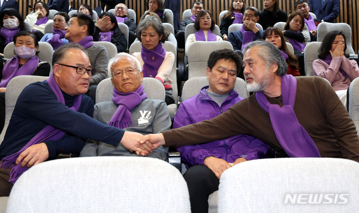 [서울=뉴시스] 추상철 기자 = 이정민 이태원 참사 유가족협의회 운영위원장이 9일 오후 서울 여의도 국회 본회의장에서 열린 제411회국회(임시회) 4차 본회의에서 이태원참사 특별법이 통과 된 후 악수를 하고 있다. 2024.01.09. scchoo@newsis.com