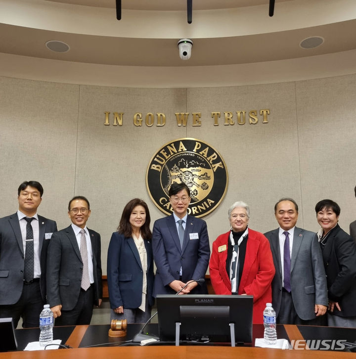 [안산=뉴시스] 이민근 안산시장(사진 왼쪽 네번째)을 비롯한 안산시경제사절단과 수잔 손 부에나파크시장(사진 왼쪽 다섯번째) 등이 부에나파크시에서 간담회를 가진 후 기념촬영을 하고 있다.(사진=안산시 제공) 2024.01.10. sonanom@newsis.com