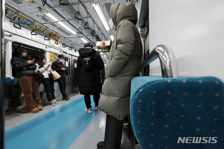 [서울=뉴시스] 조성우 기자 = 출퇴근 시간 혼잡도 완화를 위한 서울 지하철 4호선 열차 의자 없는 칸 시범운영이 시작된 10일 오전 사당행 지하철 4호선 의자 없는 칸에 시민들이 탑승해 있다. 2024.01.10. xconfind@newsis.com