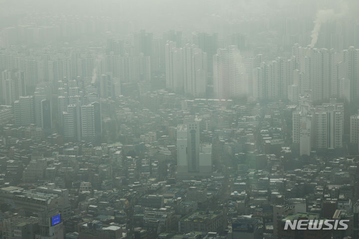 [서울=뉴시스] 정병혁 기자 = 서울과 수도권의 초미세먼지 농도가 '나쁨' 수준을 보인 10일 서울시내 전망대에서 바라본 서울 도심이 뿌옇게 보이고 있다. 2024.01.10. jhope@newsis.com