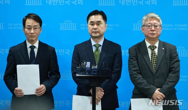 [서울=뉴시스] 고범준 기자 = 비명계 모임인 원칙과 상식 소속의원 김종민 의원이 10일 오전 서울 여의도 국회 소통관에서 민주당 탈당 기자회견을 마치고 취재진 질문에 답변하고 있다. 한편 윤영찬 의원은 민주당에 잔류한다. 왼쪽부터 이원욱, 김종민, 조응천 의원. 2024.01.10. bjko@newsis.com