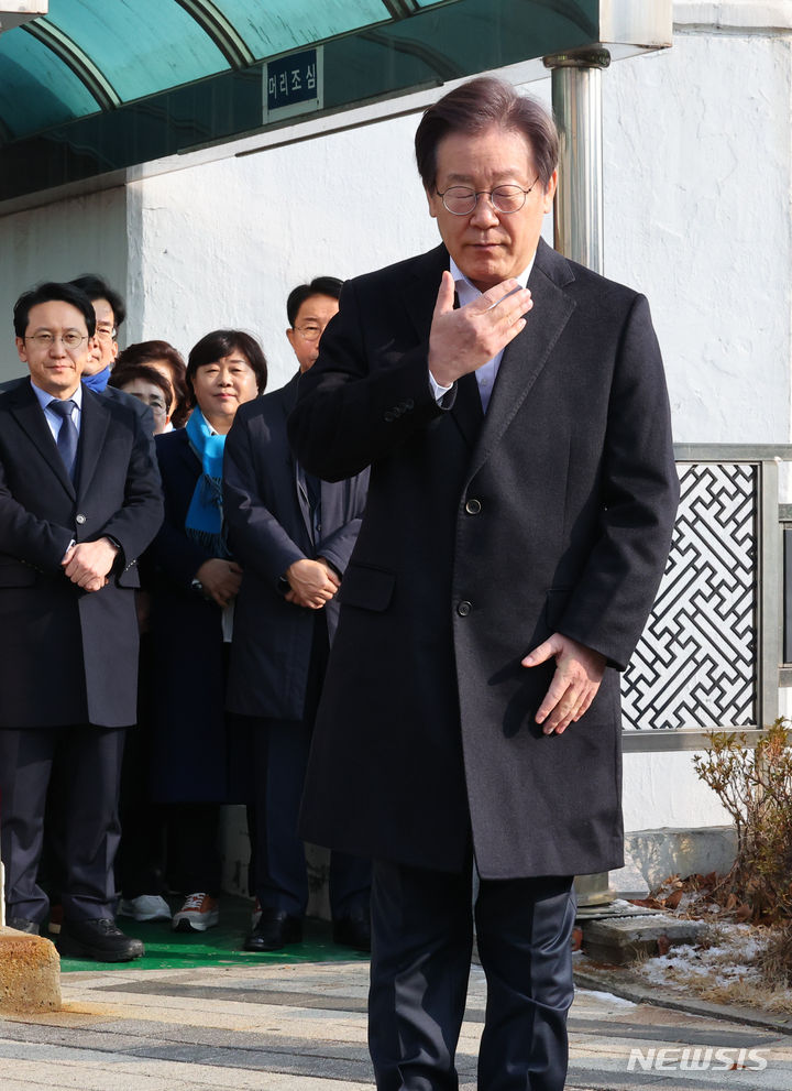 [서울=뉴시스] 최진석 기자 = 이재명 더불어민주당 대표가 10일 서울 종로구 서울대학교병원에서 퇴원, 입장을 밝힌 후 목 통증을 호소하고 있다. 이 대표는 지난 2일 흉기 피습 8일만인 이날 입원 중이던 서울대병원에서 퇴원했다. 2024.01.10. myjs@newsis.com