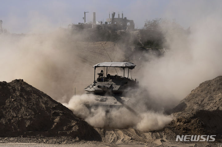 [칸유니스=AP/뉴시스] 이스라엘군 전차가 10일(현지시각) 가자지구 칸유니스에서 지상 작전을 펼치고 있다. 2024.01.11.