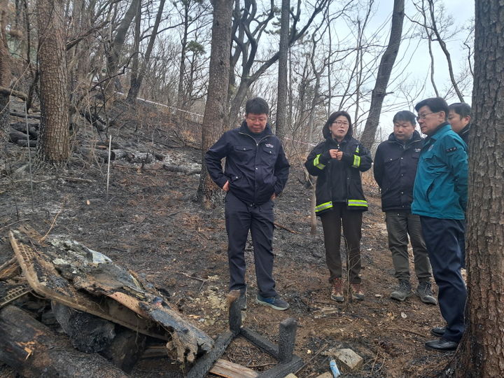 [부산=뉴시스] 정종복 기장군수(오른쪽 1번째)를 비롯한 군 관계자가 산불 발생현장에서 현장회의를 진행하고 있다. (사진=기장군 제공) *재판매 및 DB 금지