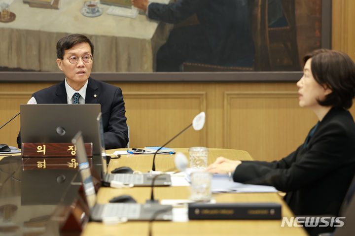 [서울=뉴시스] 사진공동취재단 = 이창용 한국은행 총재가 11일 서울 중구 한국은행에서 열린 금융통화위원회를 주재하고 있다. 2024.01.11. photo@newsis.com