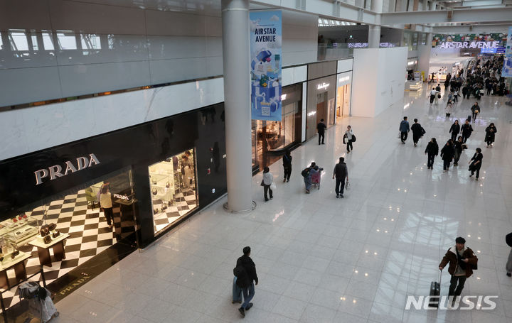 [인천공항=뉴시스] 조성우 기자 = 지난 1월11일 오전 인천국제공항 제1여객터미널 면세구역에서 공항 이용객이 이동하는 모습 2024.01.11. xconfind@newsis.com