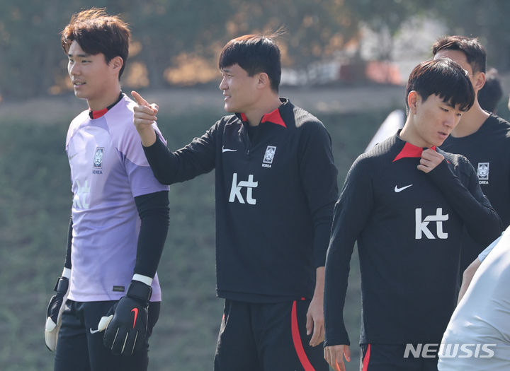 [도하(카타르)=뉴시스] 김근수 기자 = 김민재, 송범근 등 대한민국 축구 국가대표팀이 11일(현지시간) 카타르 도하 알 에글라 트레이닝센터에서 회복 훈련을 하고 있다. 위르겐 클린스만 감독이 이끄는 대표팀은 오는 15일 E조 조별리그 첫 경기인 바레인전을 시작으로 20일 요르단, 25일 말레이시아와 경기를 치른다. 2024.01.11. ks@newsis.com